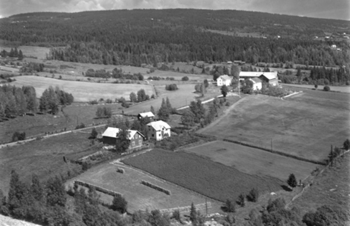Flyfoto, Solborg midt i bildet. Grøtholm til høyre. Furnesåsen, Ringsaker.