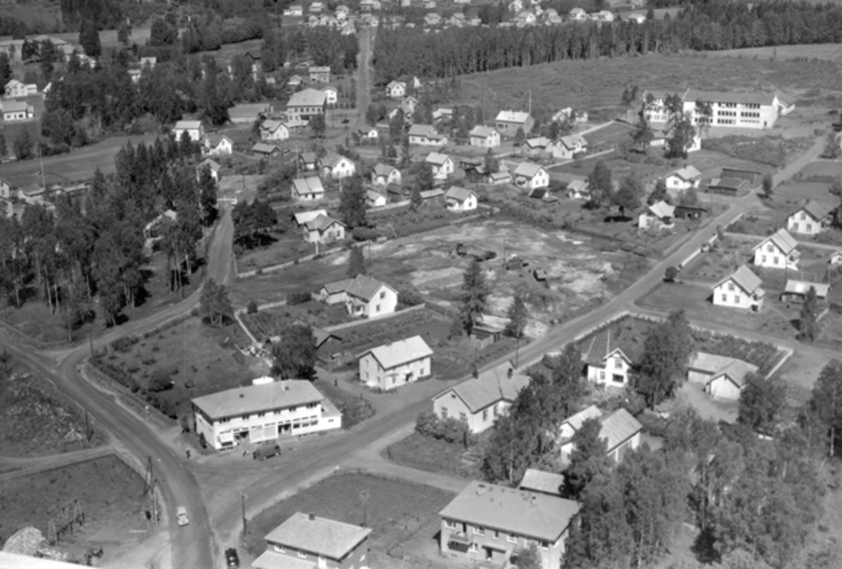 Flyfoto av bebyggelse i Skolevegen, Bakkehaugvegen, Brumunddal.