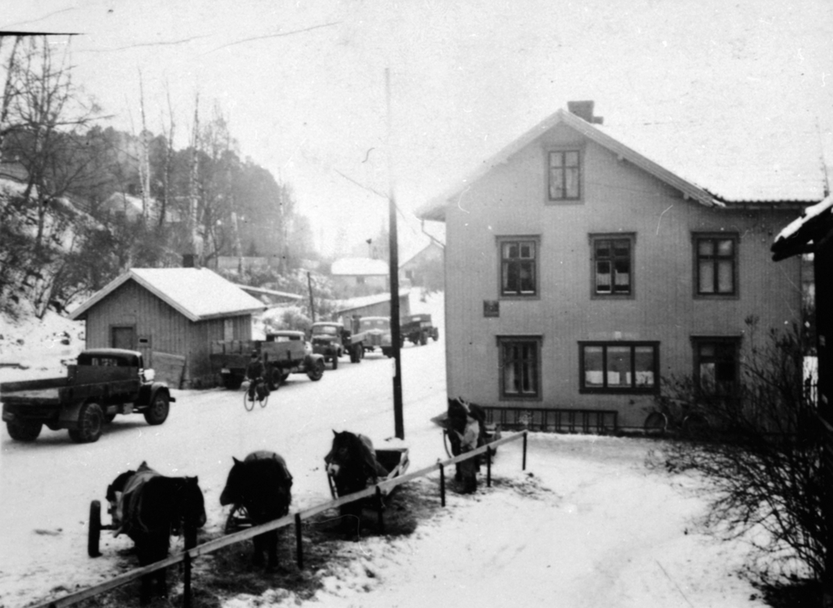 Eksteriør, Dal. Kafe Jevanord i Gamlegata, Brumunddal. Lastebiler og hester. Vaskehuset til venstre.