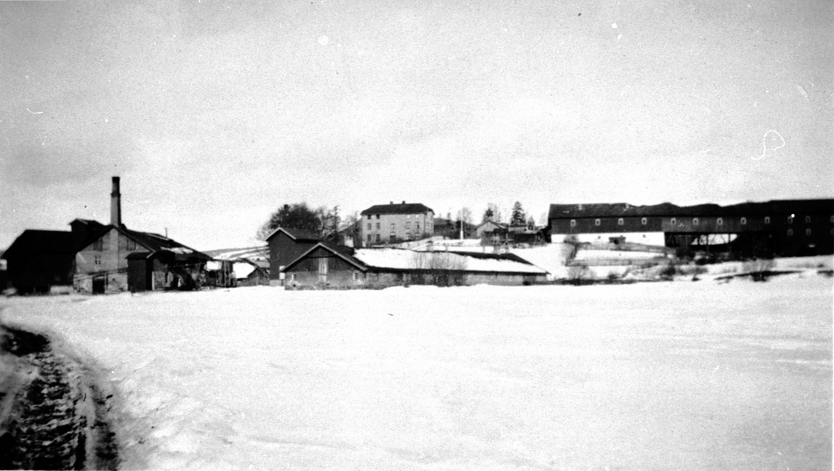 Oversikt, Nerkvern gård, Brumunddal sett fra sør. Brenneriet til venstre. Låven og fjøset i forgrunn. Vinter.