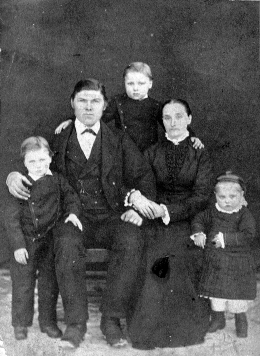 Familien Øveråsen. Fra venstre Kristian f.1875, Johannes Larsen Øveråsen f. 1846, Lars f.1877, Maria Christiansdatter Øveråsen f.1850, Anna Øveråsen f.1880. Åsmarka, Ringsaker.