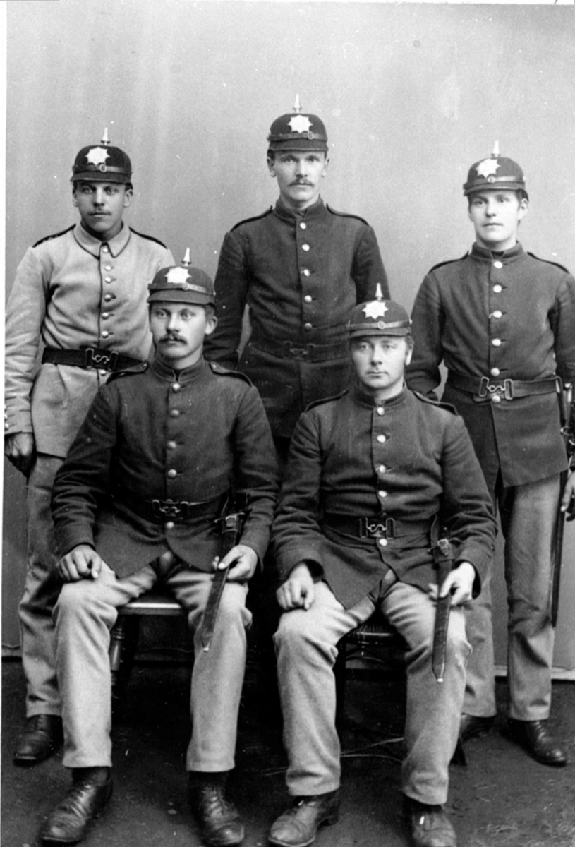 Soldater i uniform. Grensevakter i 1905. Foran venstre er handelsbetjent Ole Olsen, lærer Ole Tangen, Næroset, Ringsaker.