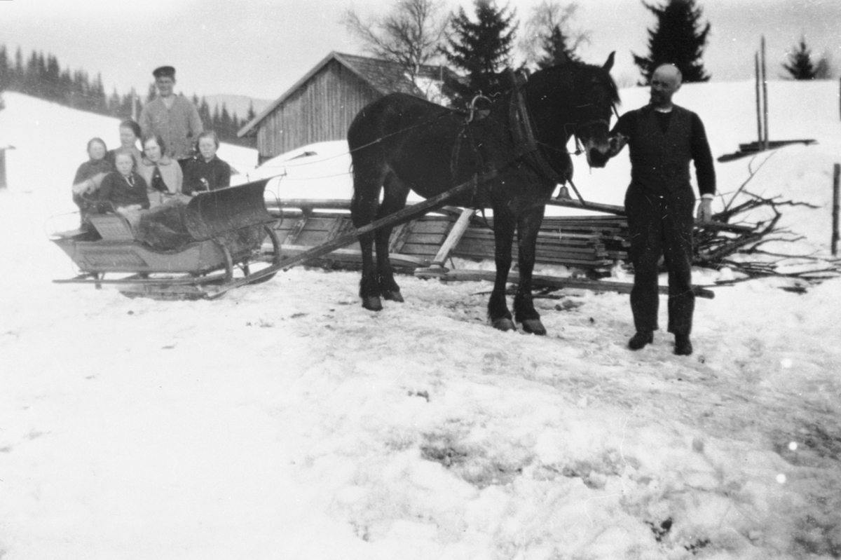 Hest med slede full av folk på Sørum østre, Veldre, Ringsaker.. Johannes Høisveen med hesten. Bak er Håkon Høisveen. Fra venstre i sleden er Signe, Kristine, Alma, Anne, Kirsten.