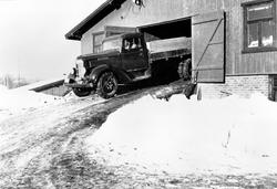 Lastebil, en Dodge modell 1937-38 ved potetmelfabrikken, Bru
