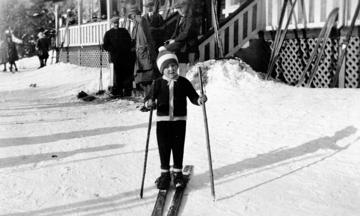 Finn Haave iført H.I.L. genser på ski ved skistua på Alu gård, Furnes.