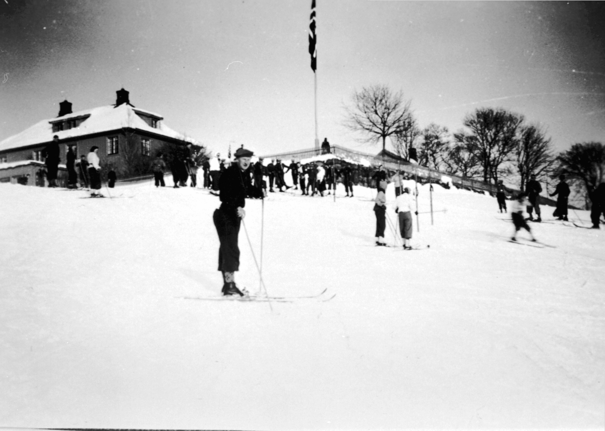 Folk på ski ved Solsveen pensjonat, Næroset, Ringsaker.