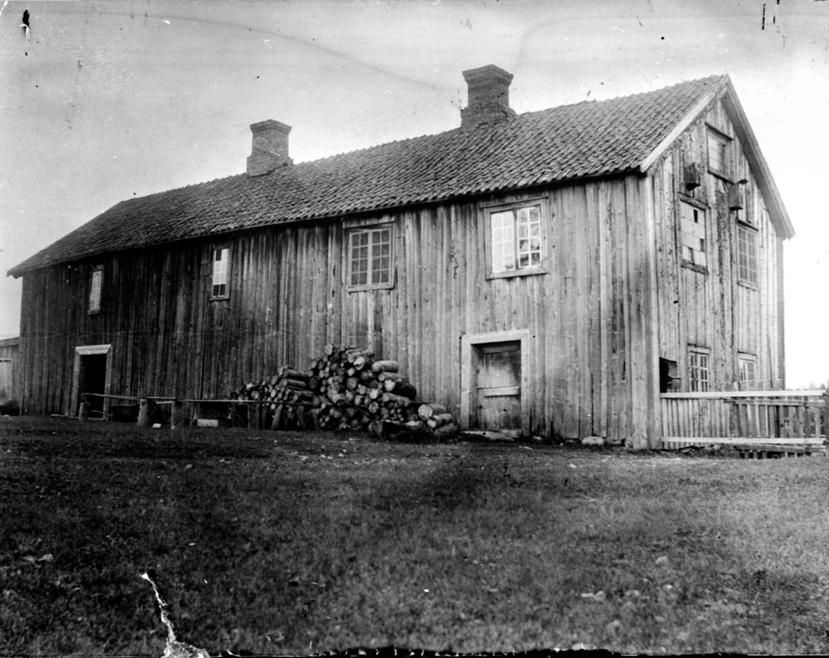 Eksteriør, panelt gammel bygning på Lund Nordre, Furnes.