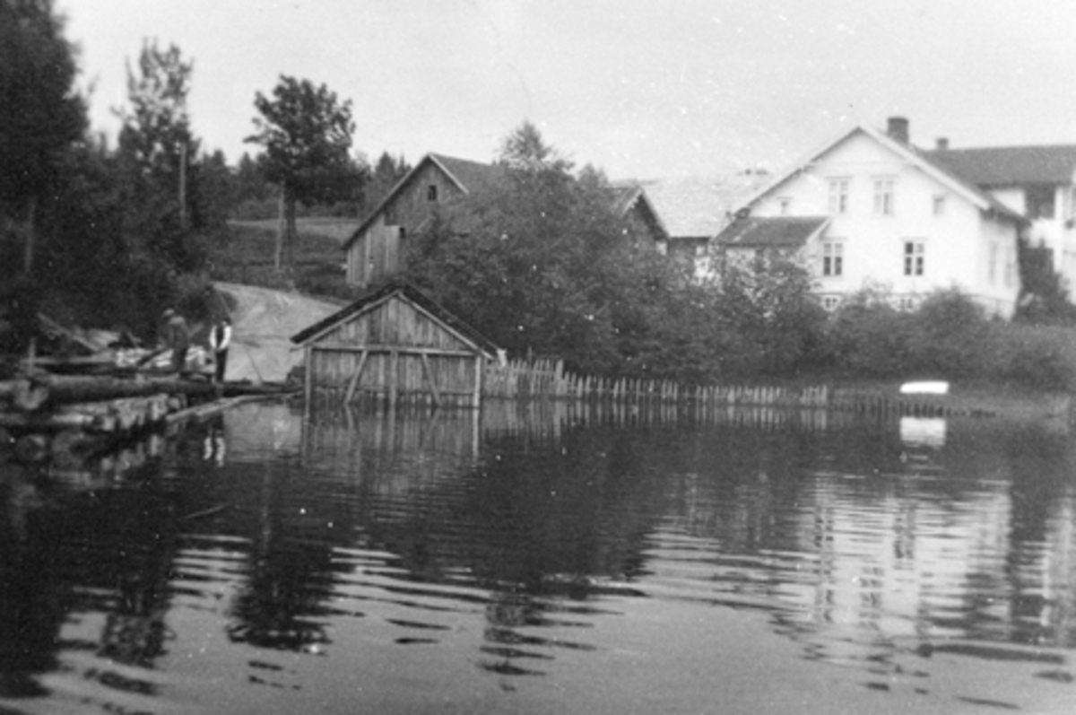Flom i Mjøsa, 1927, Smedstua brygge, bildet tatt fra Mjøsa, Smedstuen nedre, Nes, Hedmark.