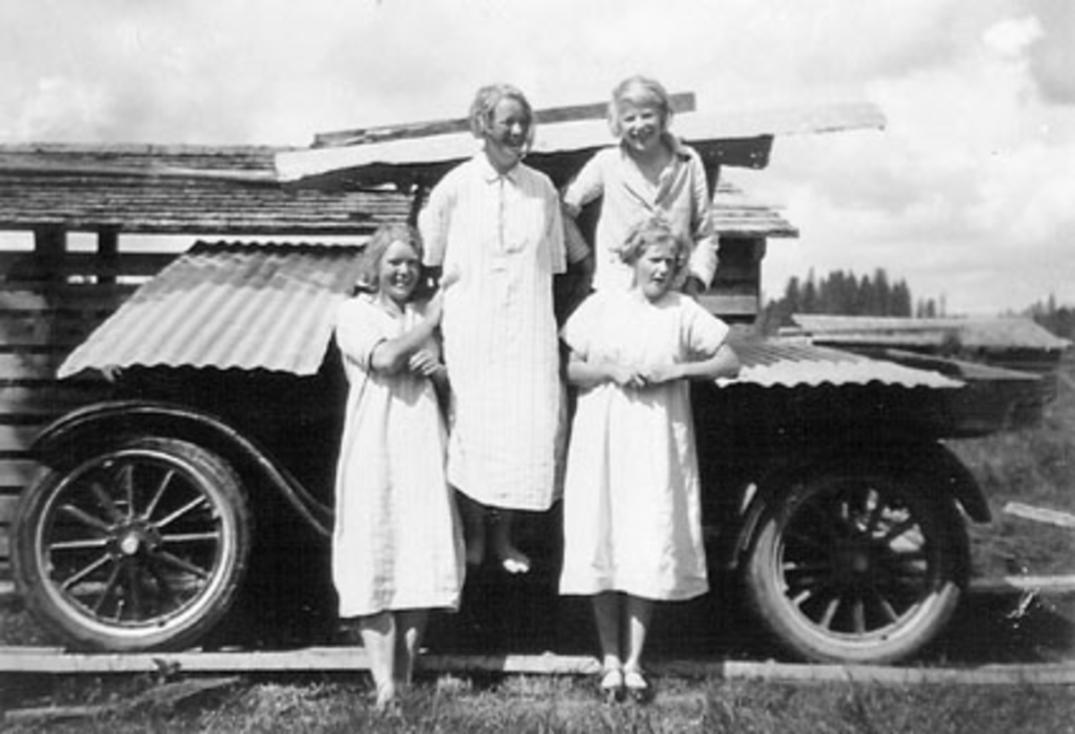 Høljamyra torvfabrikk, Furnes Almenning. Torvdrift i Høljamyra startet i 1934. Gruppe jenter foran bilen til Einar Hovde.