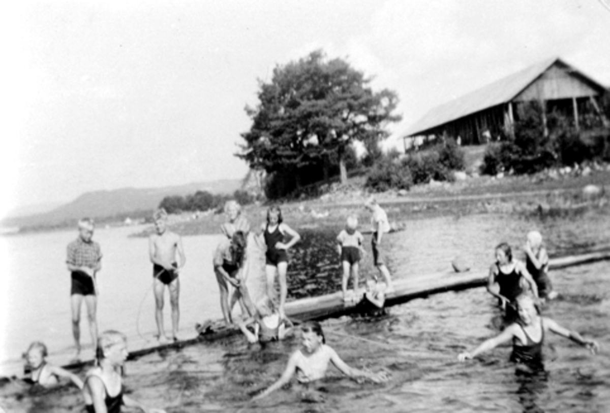 Svømmekurs med mange barn på Nerkvernstranda, Brumunddal.