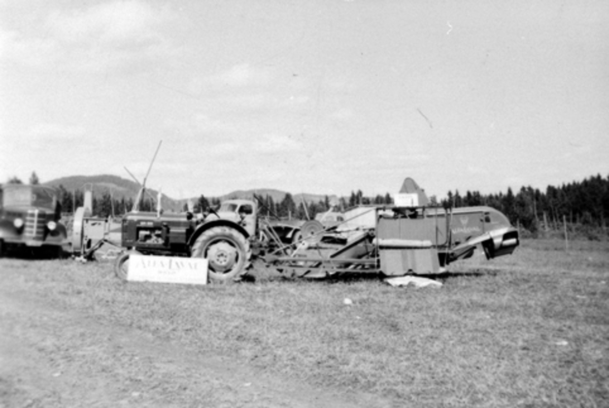 Ringsakerutstillingen i 1953. Landbruksutstilling som ble holdt ved Tingvang og ble besøkt av 14000 personer. Skutresker av merket  "Alfa Laval", traktor.