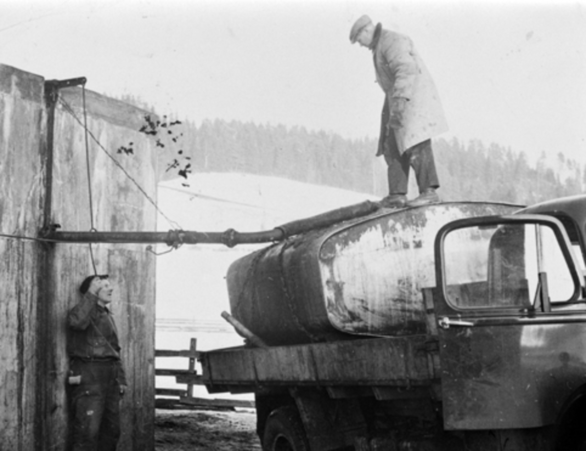 Lastebil henter drank på Hvams Brenneri, Nes, Hedmark. Ola Gaalaas oppe på tanken, Johannes Hannestad fyller.