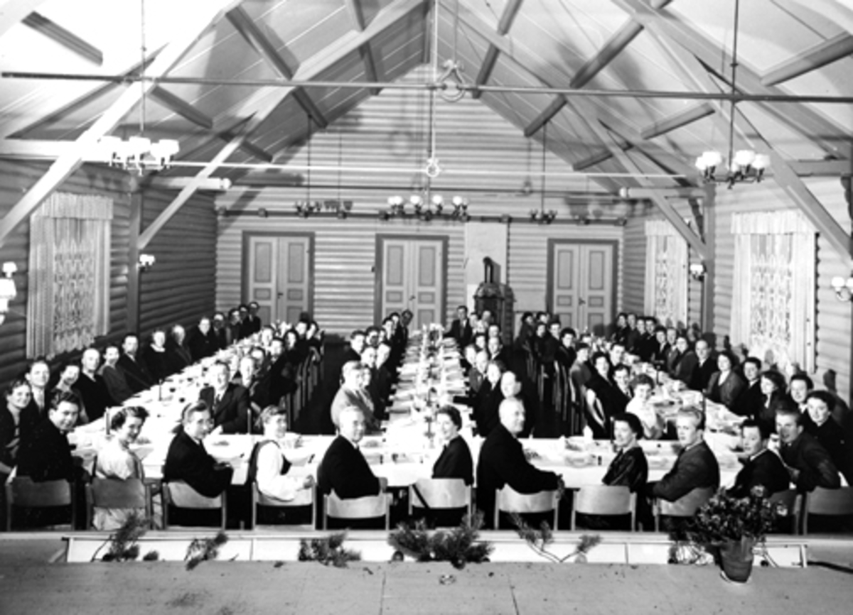 Veldre Mannskor og Veldre Musikkforening i årsmøte med festmiddag i festsalen på Veldrom forsamlingslokale, Veldre, Ringsaker. 1956.