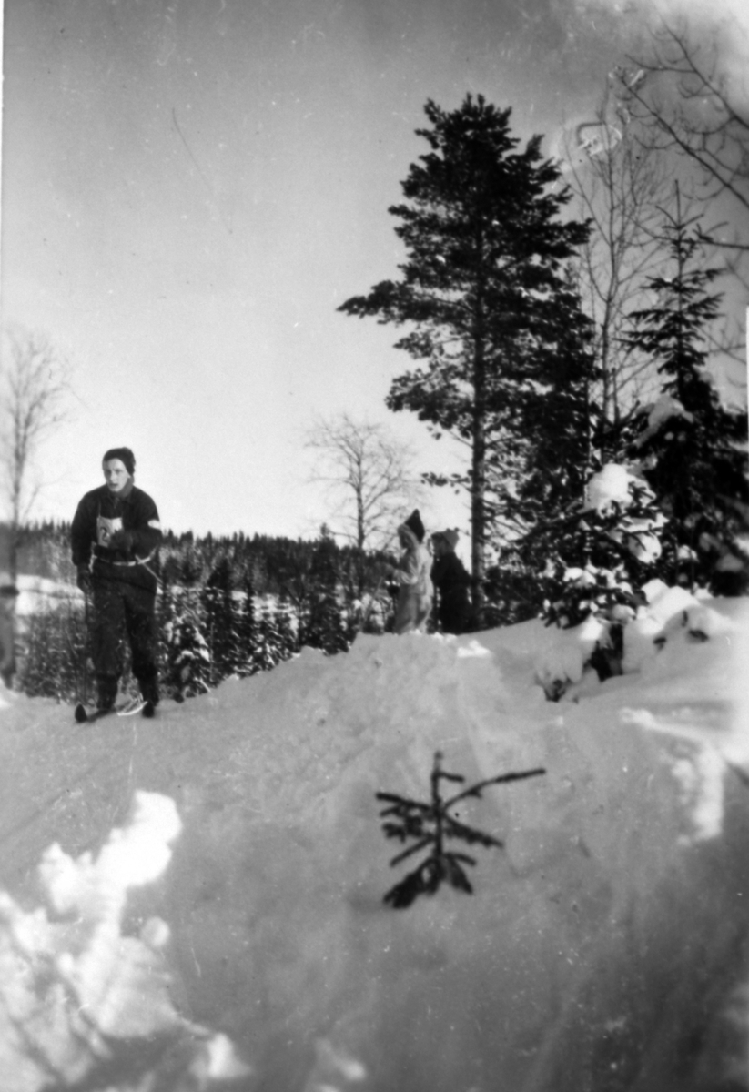 Kretsmesterskap i 1948, Veldre, Ringsaker. Trygve Sønsteby (F. 1921) i farta ved Rognlien, han vant pokal til odel og eie.