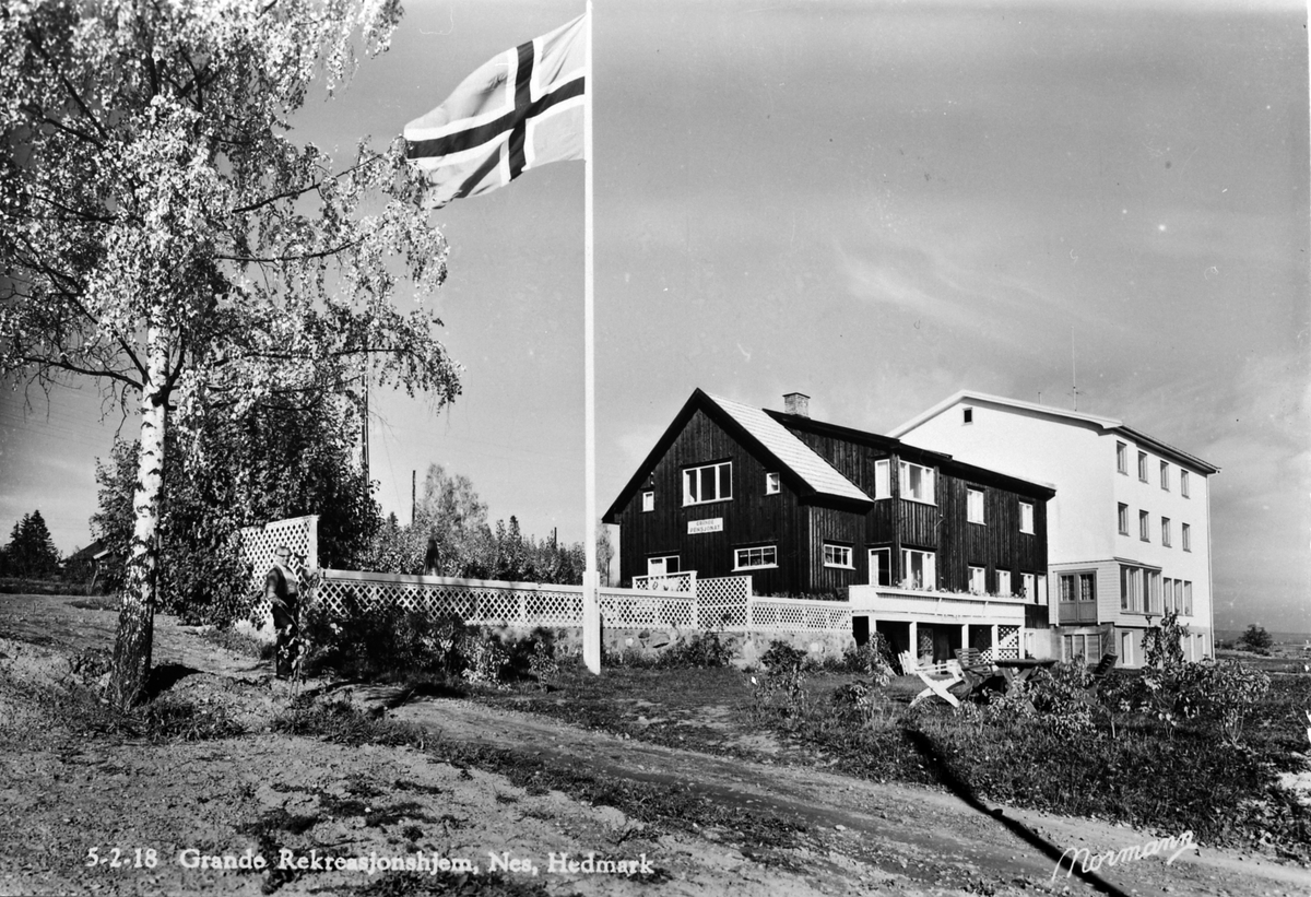 Flagg på Grande Pensjonat, senere Grande Rekreasjonsheim, Nes, Hedmark.