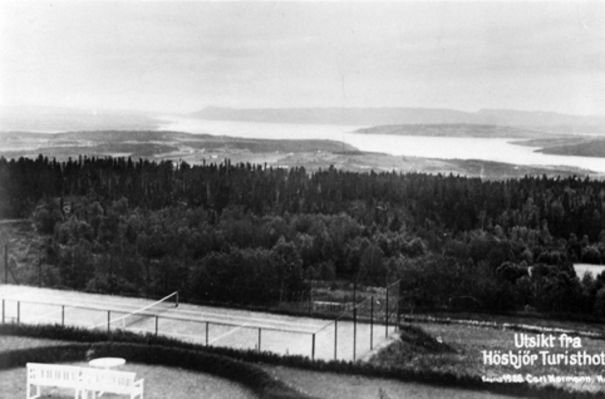Høsbjør turisthotell med utsikt mot Furnes, Mjøsa, Helgøya og Skreia. Tennisbane i forgrunn.