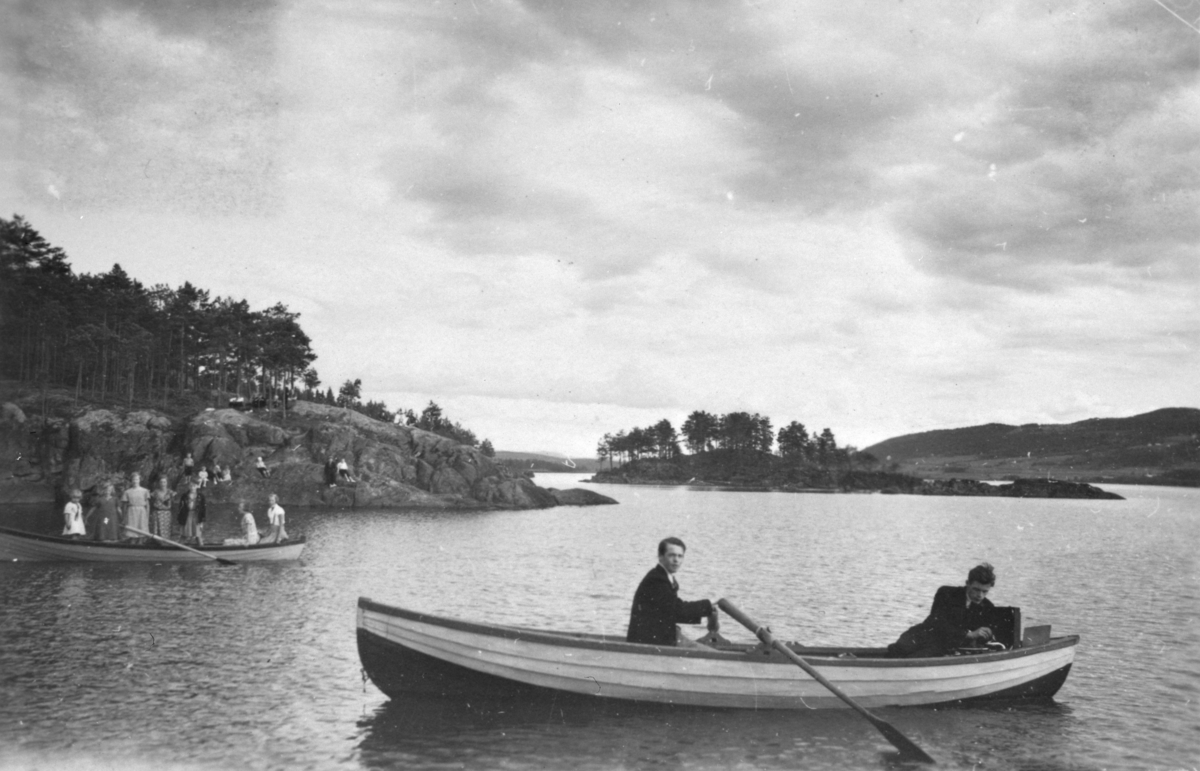 St. Hanskveld ved Skinka, ca. 1937-38. Tjuvholmen i bakgrunnen. Robåter ute på Mjøsa ved Moelv.