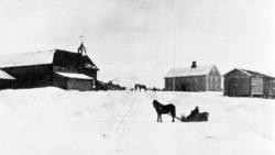 AASEN NORDRE ØVRE. GARDSTUN. HEST OG SLEDE. ALLE HUSENE STÅR