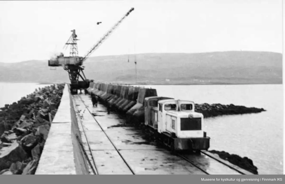 Kran, lokomotiv og tetrapoder på Svartoksmoloen på 1960-tallet