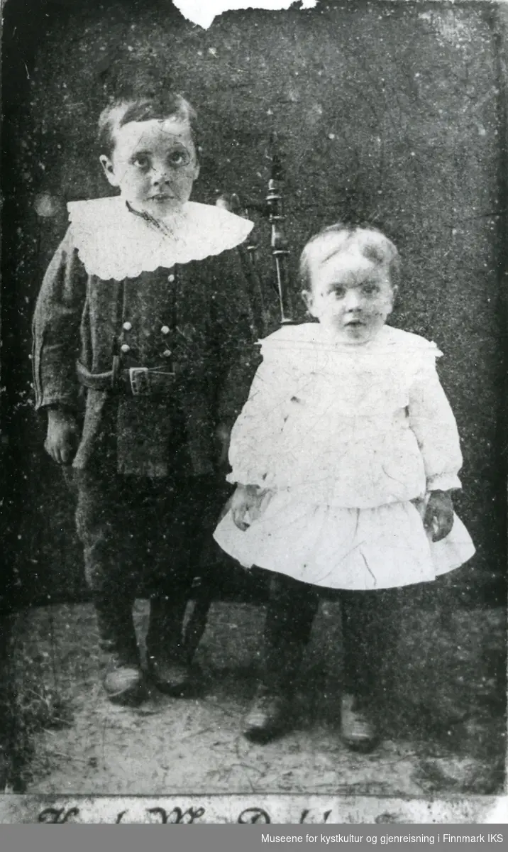 Portrett av to ukjente barn. En gutt og en pike. 1870/80