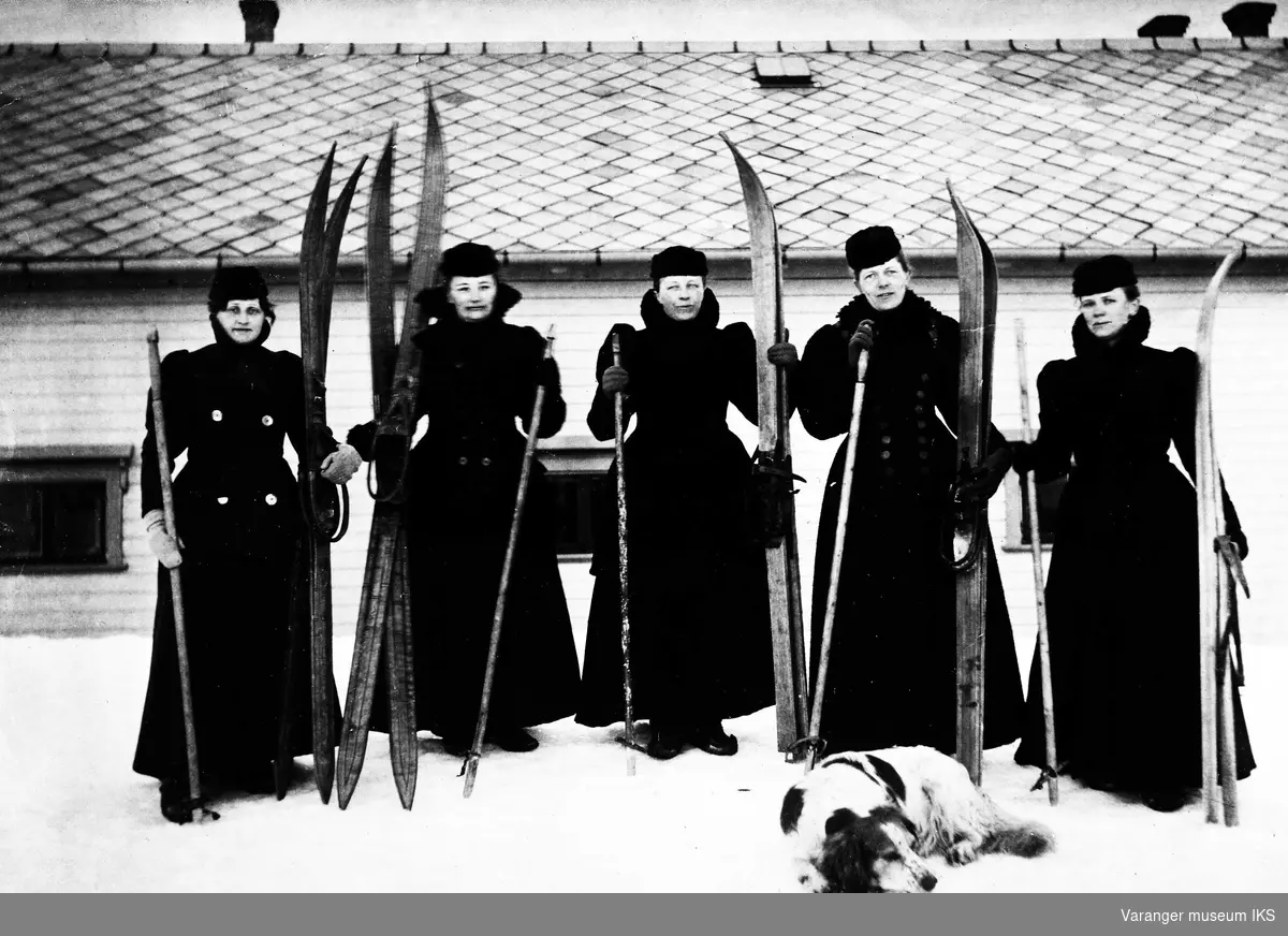 5 damer med ski og hund foran Amtmannsgården 1898. Frk Bentserud, fru skolebestyrer Agnes Elise Schønheyder, fru sorenskriver Randers, fru amtmann Minka Graff og fru apoteker Bolette Berentzen.