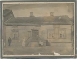 Familie foran Sandergården, Kristian IVs gate