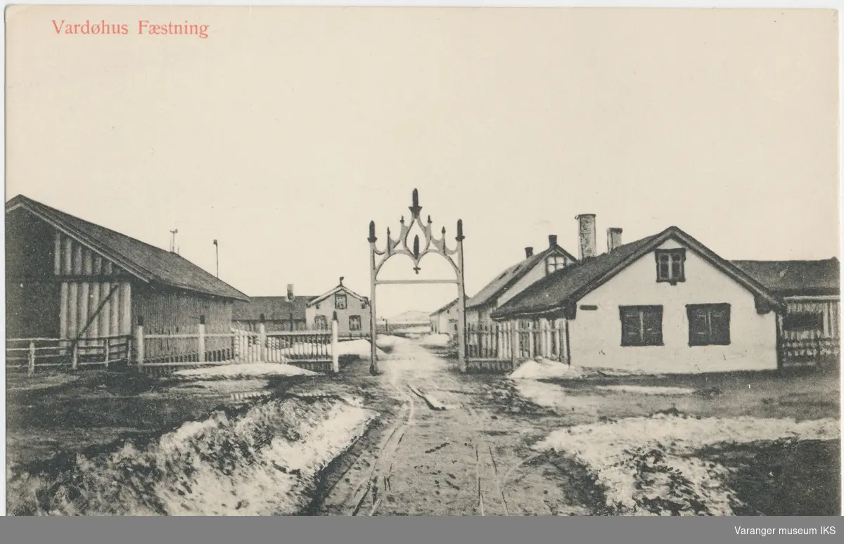 Postkort, Kongeporten, Vardøhus Festning, sett fra Festningsgata