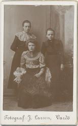 Gruppeportrett, tre jenter