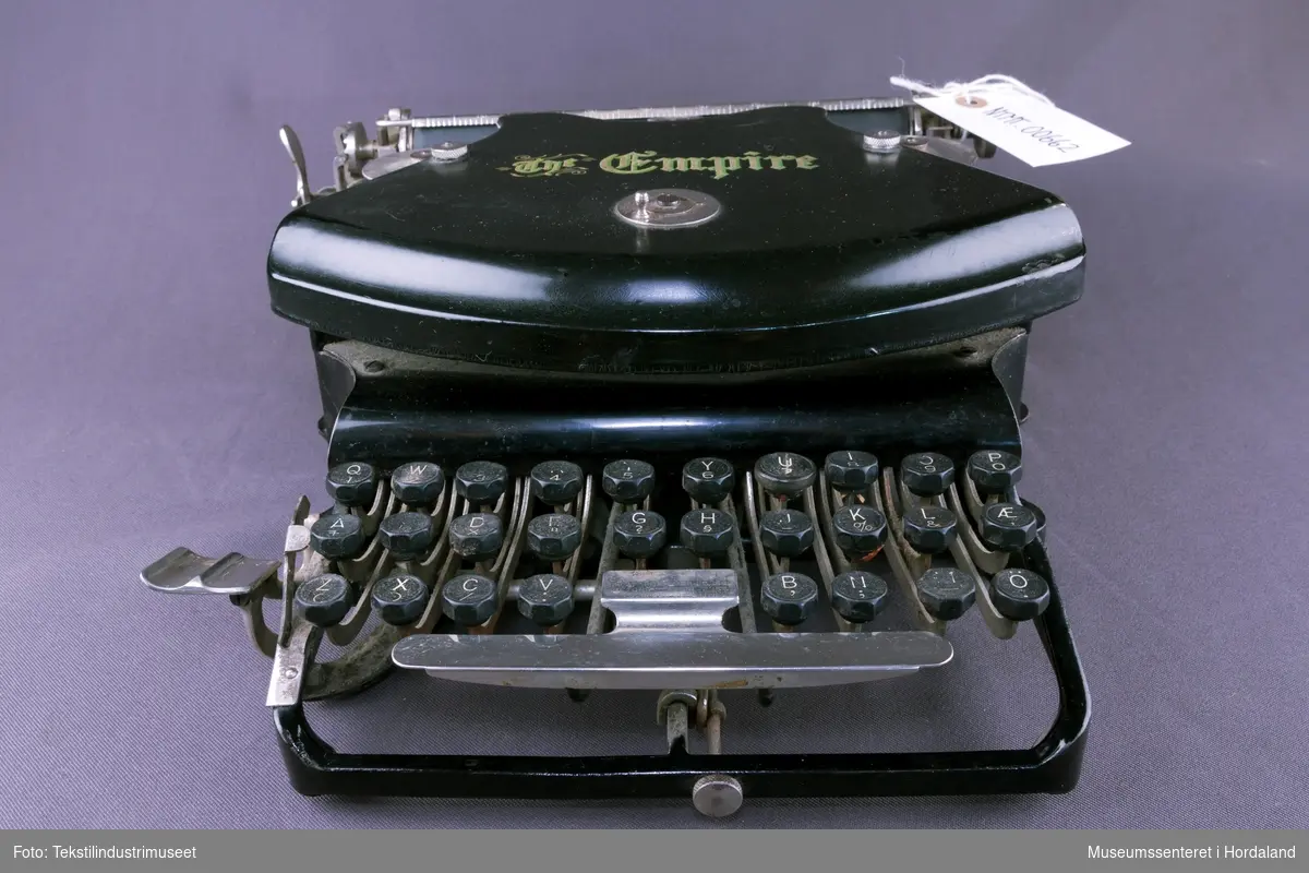 Manuell skrivemaskin med 22 cm skrivevalse. Noiseless (opprinneleg Remington) system for å bruke ein tast til fleire teikn. Typane skriv vassrett på valsen i staden for loddrett. Ikkje typearmar.