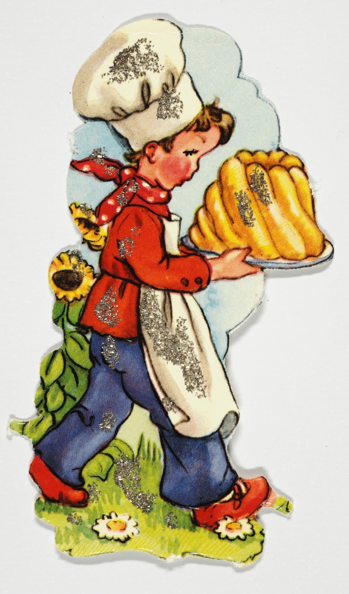 En gutt med kokkelue og forkle bærer på en stor kake.