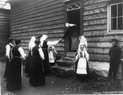 "Bryllupsgjestene kommer"