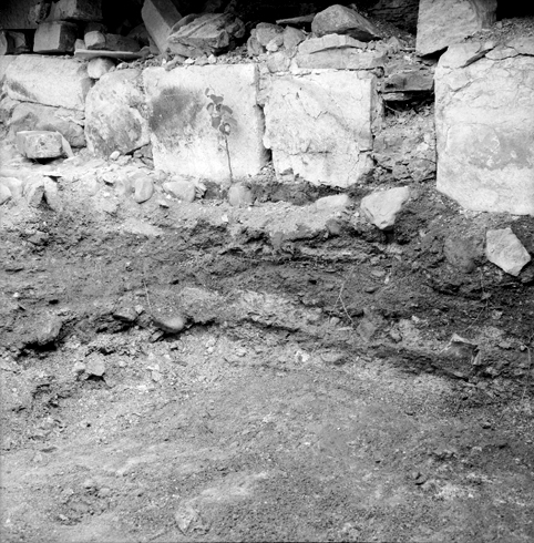 Arkeologiske undersøkleser i Hamar bispegård, Domkirkeodden, Hamar, 1956. Sydsiden av bygning R med jordprofil under.