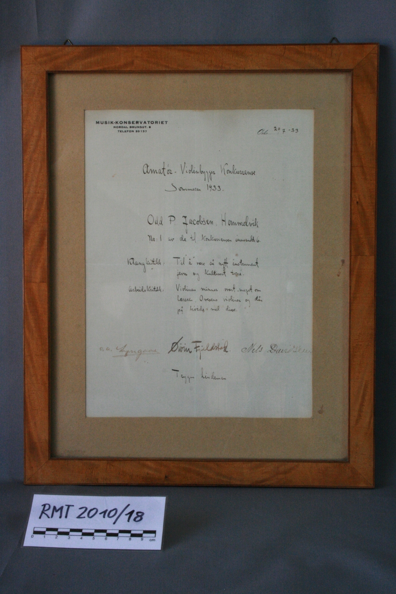Diplom fra "Amatør - Violinbygger Konkurranse". Trondheim i 1933
Satt i glass og ramme.