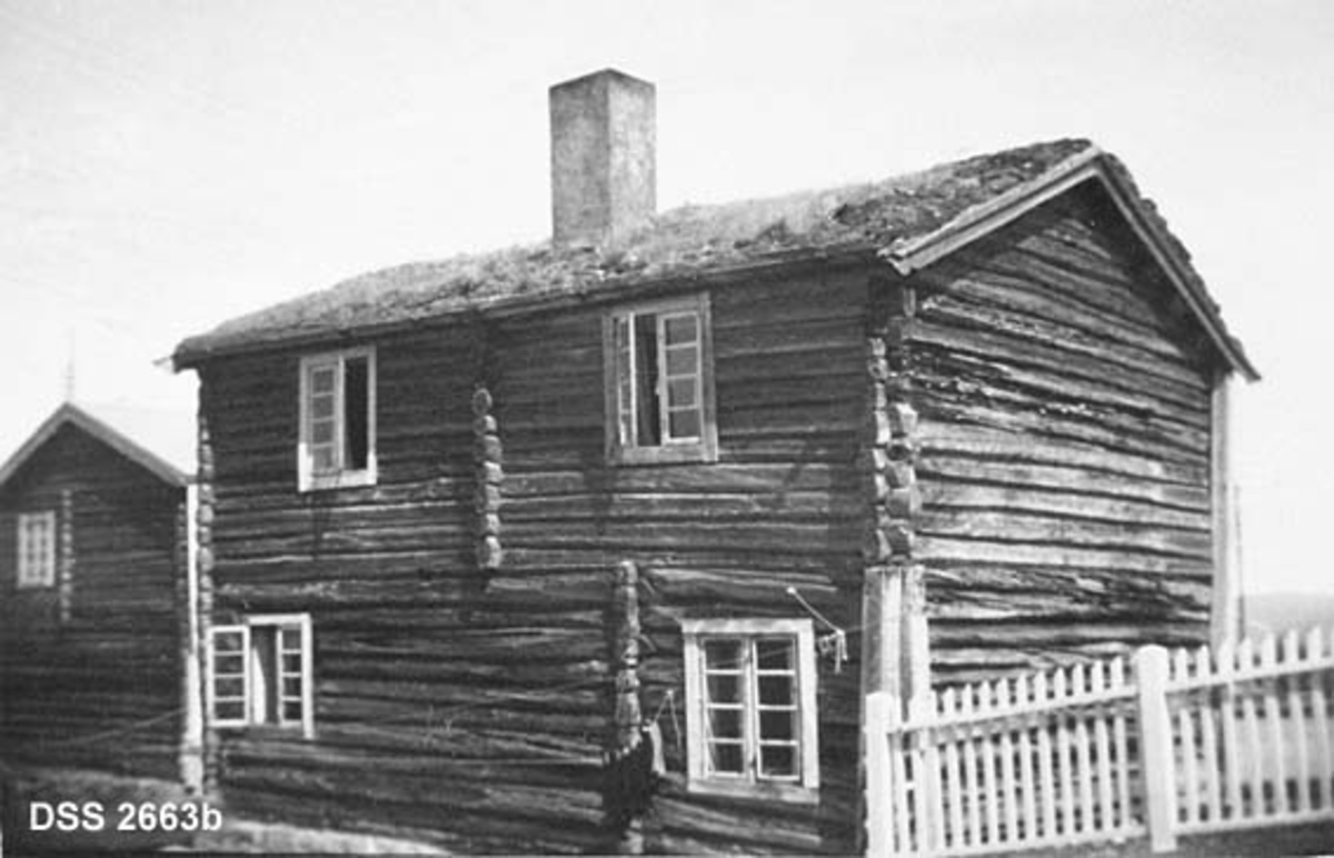 Bebyggelsen ved Fokstua på Dovre.  Tre kopier med ulike bygninger: a. Fjellstua, et laftet våningshus i et etasjer med bakstue, også i to etasjer, b. "Søpå", et våningshus i to etasjer, tilsynelatende med to rom i hver etasje, c. Stabbur, laftet i et etasjer, bordkledd inngansparti som muligens kan ha annen konstruksjon.  Stabburet er oppført i 1923, delvis av materialer fra ei nedrevet mjølkebu.