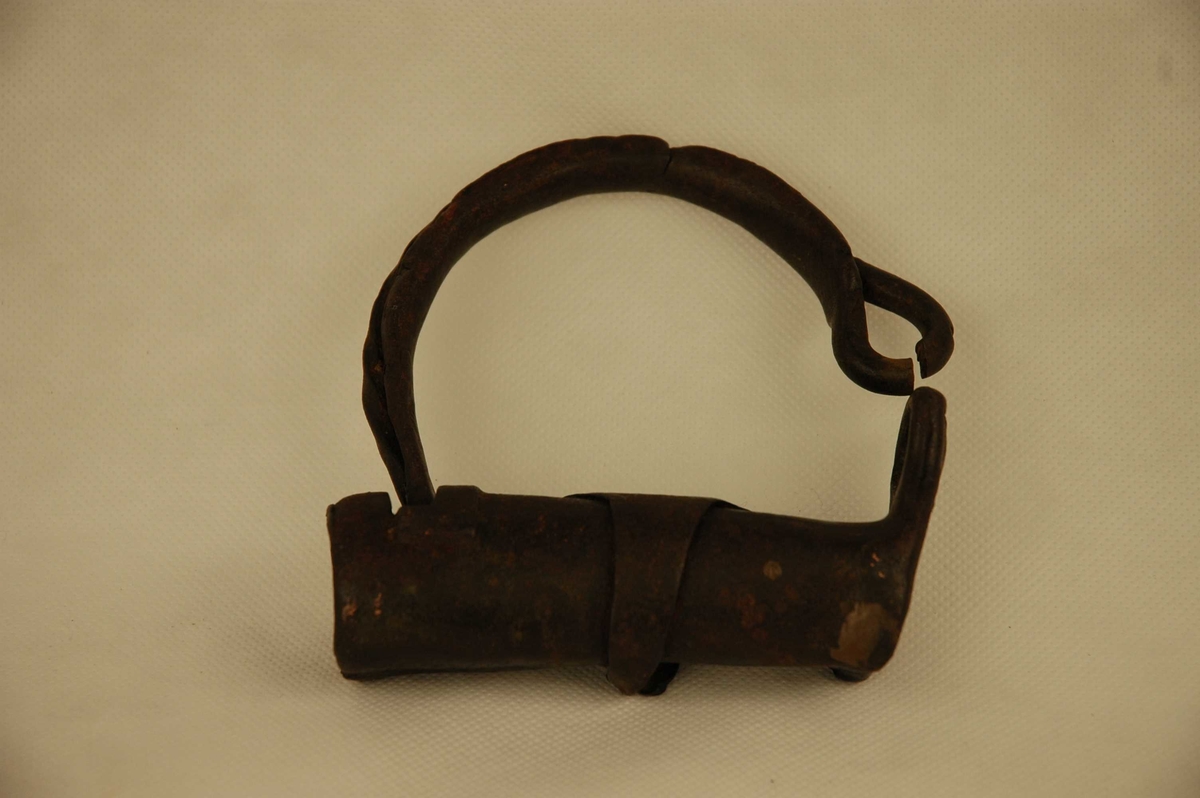 Hengelås av jern der selve låsemekanismen betsår av en bolt som settes inn i en kolbe.