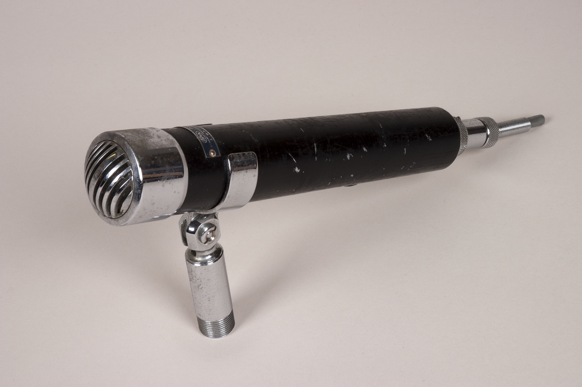 Dynamisk mikrofon, høy impedans, innebygd av- og påbryter.