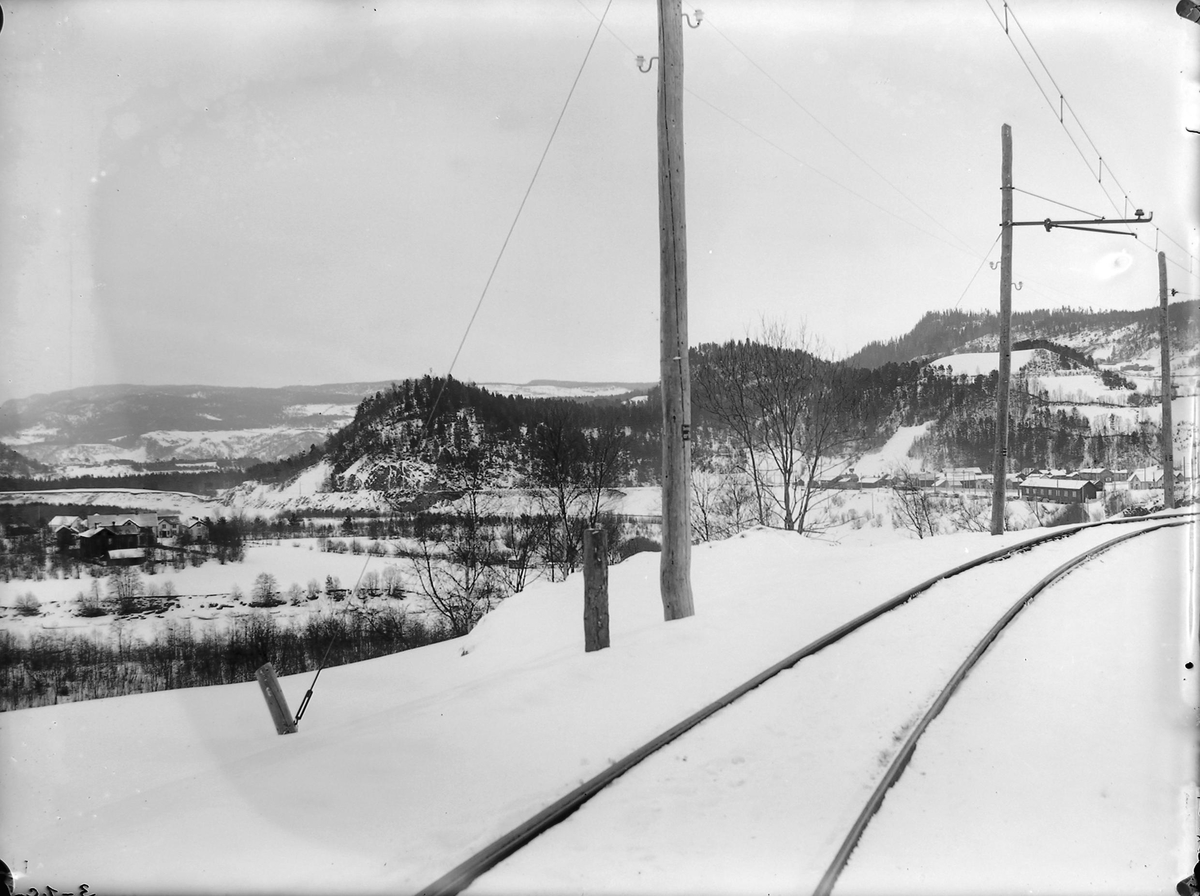Parti av dalen ved Svorkmo stasjon. Stykke av jernbanelinjen i forgrunnen.