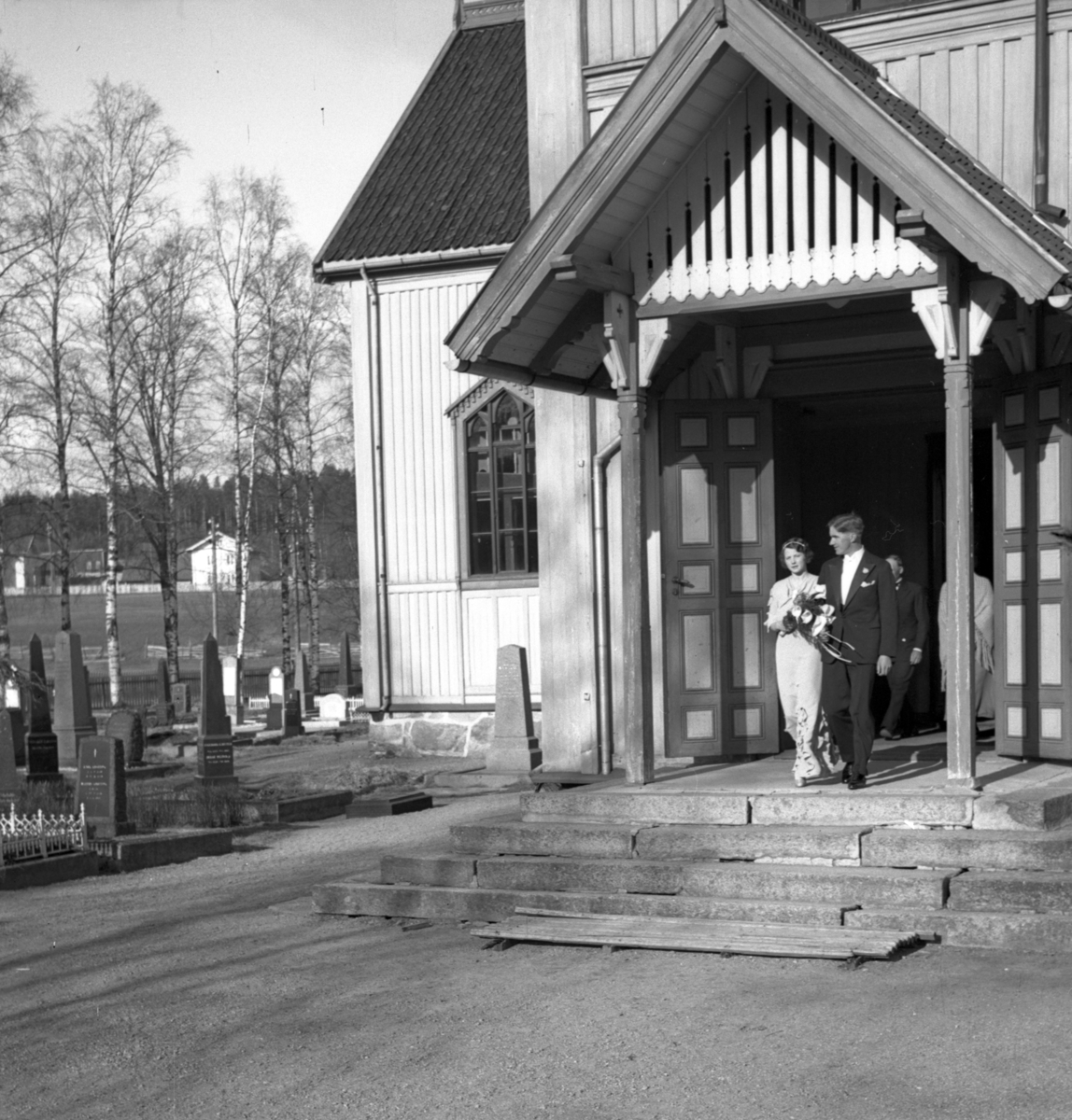 Brudepar kommer ut av kirke.
Bildet må være fra Elverum kirke før ombyggina i 1938.