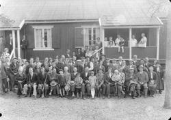 Skytterstevne med deltakere og tilskuere utenfor Løkken skyt