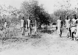 Mosambik 1914. Afrikanere kledt i bomullstrøyer og kjortler 