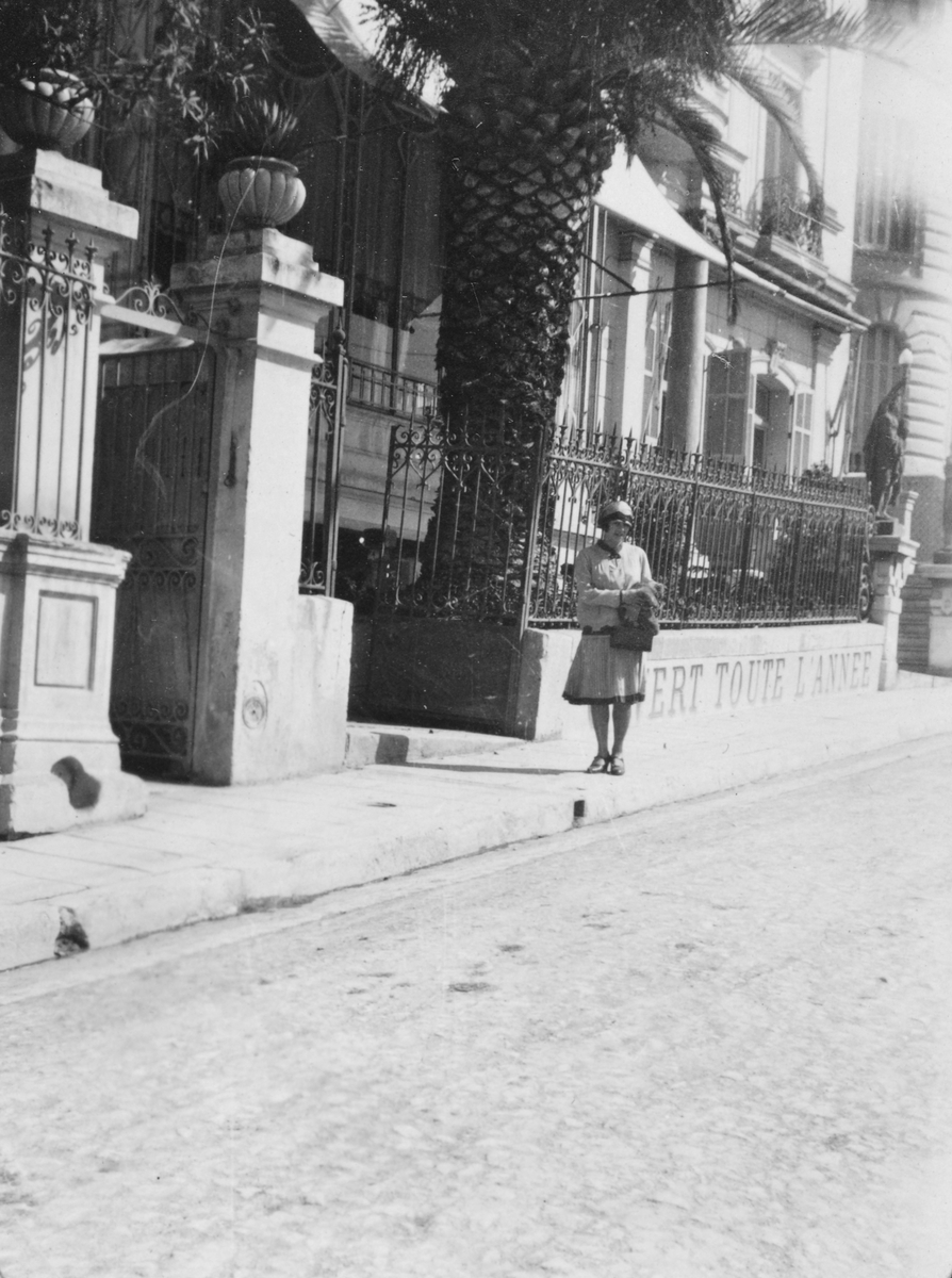 Klara Thams (1903 - 1997) foran et større hus med leiligheter i Monaco. Muligens 2. Rue des Vielles Casernes hvor både Christian M. Thams og broren Wilhelm A. Thams hadde leiligheter i mellomkrigstida.

Klara Thams utenfor et større hus, et hotell eller restaurant i Monaco.