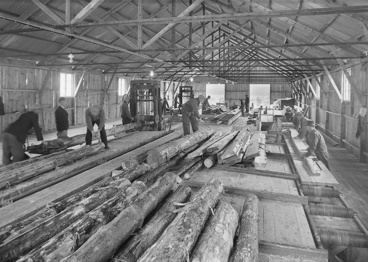 Barking av tømmer ved Surna Embalasjefabrikk A/L
