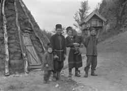 Matheus Mortensson med datter og sønner ved den gjenreiste s