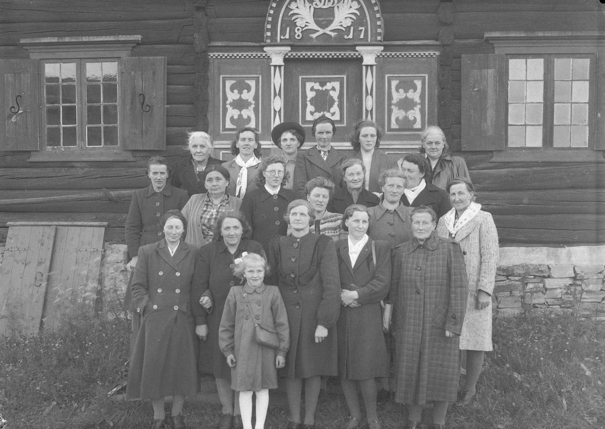 Kvinner fra Nerskogen på besøk ved Trøndelag Folkemuseum