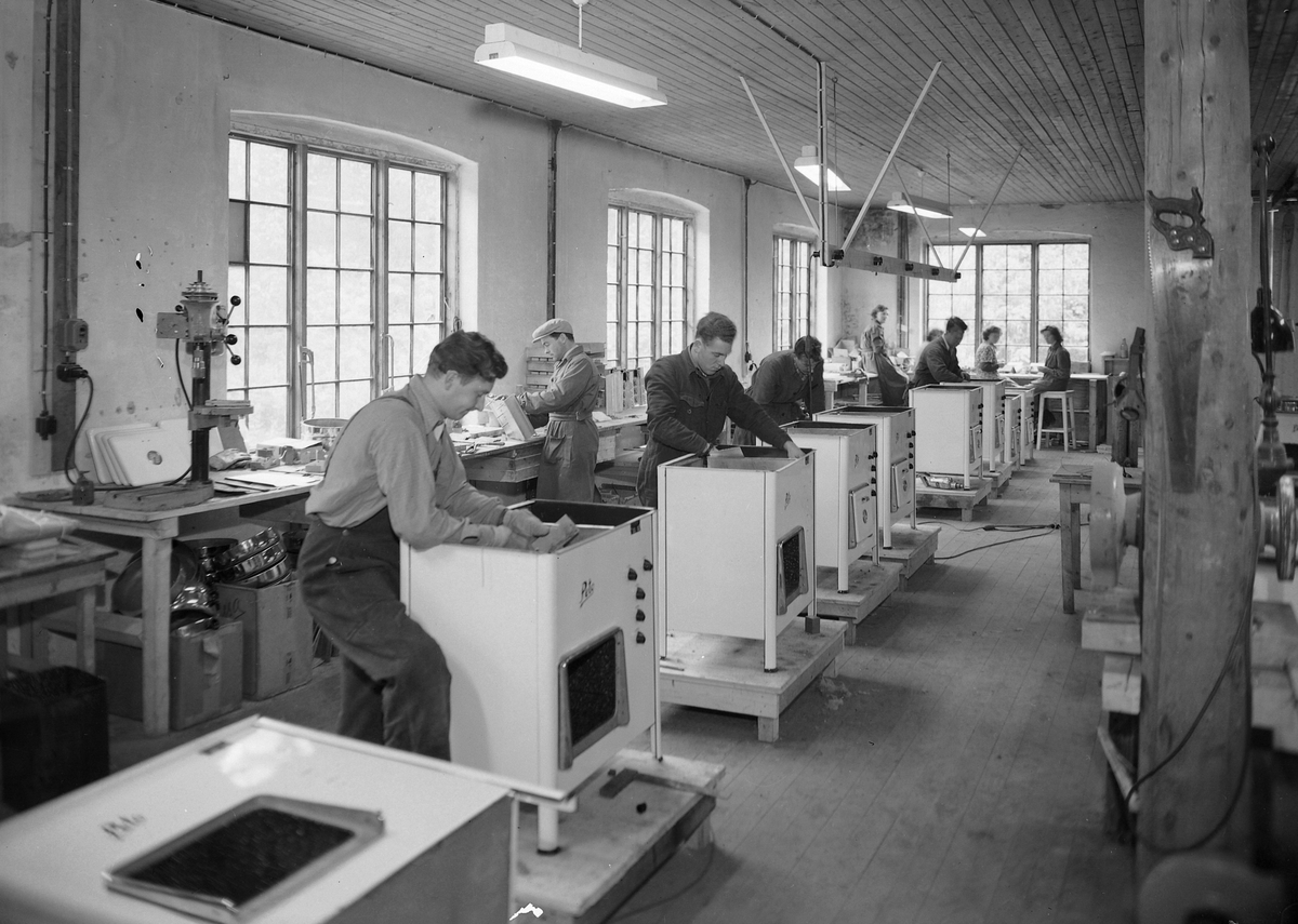 Produksjon av magasinkomfyren "Peto" ved fabrikken på Selsbakk