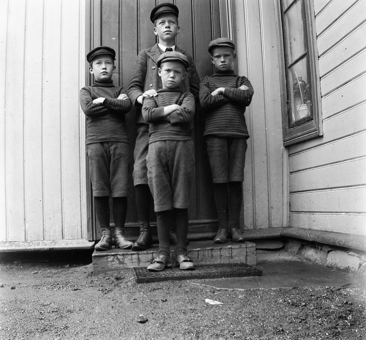 Fire ukjente gutter ved inngangsdøra på Granberg, Briskebyen i Hamar. 