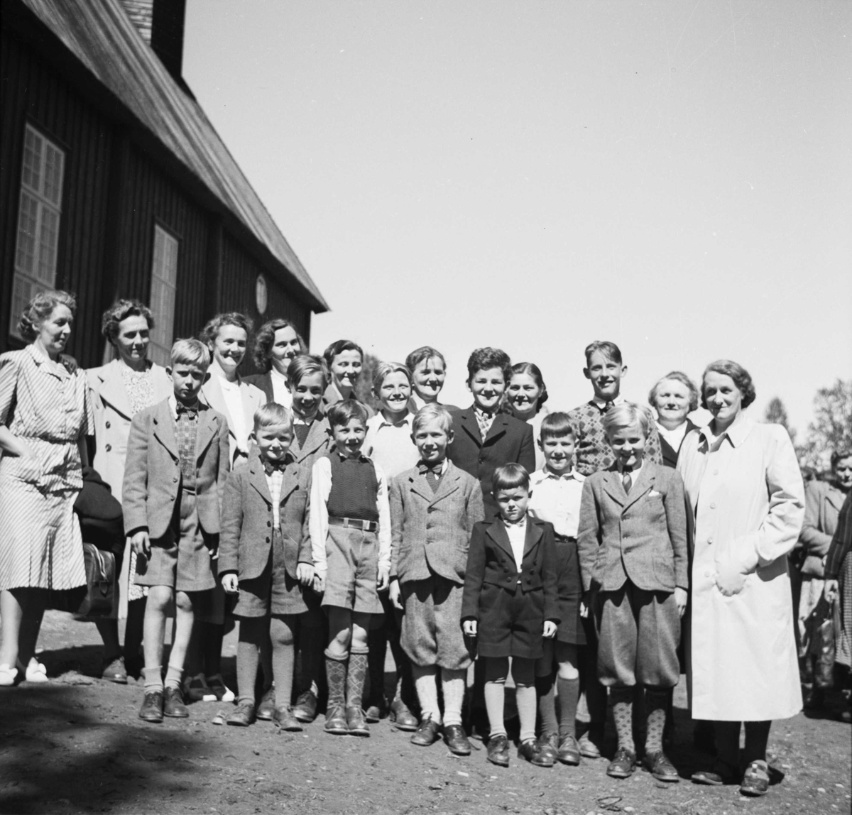 Fru Sigrid Engan med barn ved Hessdalen kapell