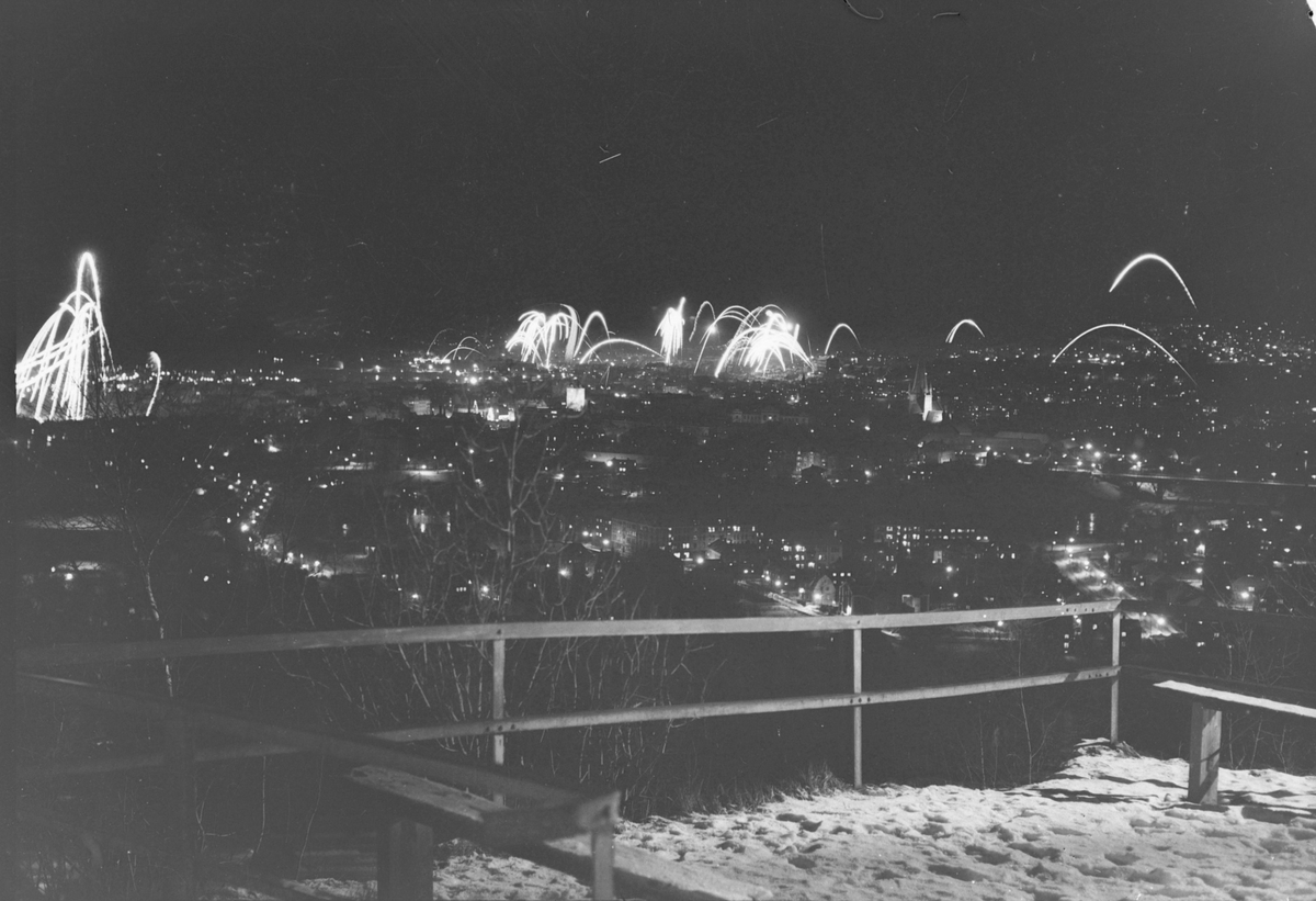 Nyttårsaften 1946. Raketter over byen sett fra "Utsikten" ved Sverresli