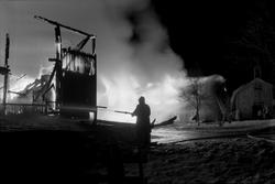 Brann på Bromstad gård - brannmann i aksjon