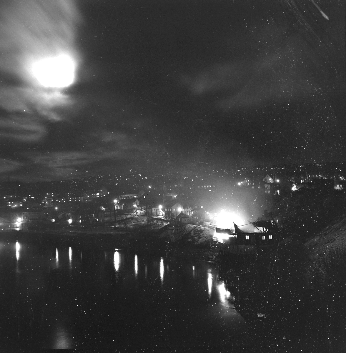 Brann i brygge nederst i Vollafallet